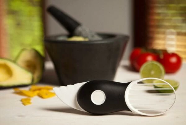 OXO Good Grips 3-in-1-Avocadoschneider In Grün 3 OXO Good Grips 3-in-1-Avocadoschneider In Grün – Bild 3