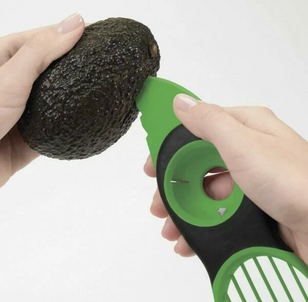 OXO Good Grips 3-in-1-Avocadoschneider In Grün 2 OXO Good Grips 3-in-1-Avocadoschneider In Grün – Bild 2