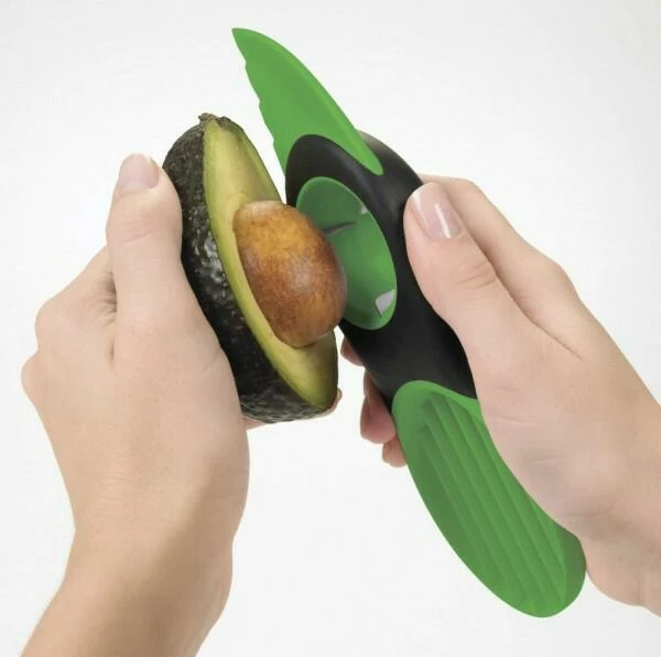OXO Good Grips 3-in-1-Avocadoschneider In Grün 4 OXO Good Grips 3-in-1-Avocadoschneider In Grün – Bild 4