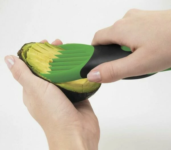 OXO Good Grips 3-in-1-Avocadoschneider In Grün 5 OXO Good Grips 3-in-1-Avocadoschneider In Grün – Bild 5