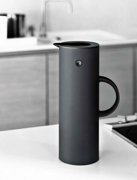 Stelton Isolierkanne EM77 1 L In Soft Schwarz 2 Stelton Isolierkanne EM77 1 L In Soft Schwarz – Bild 2